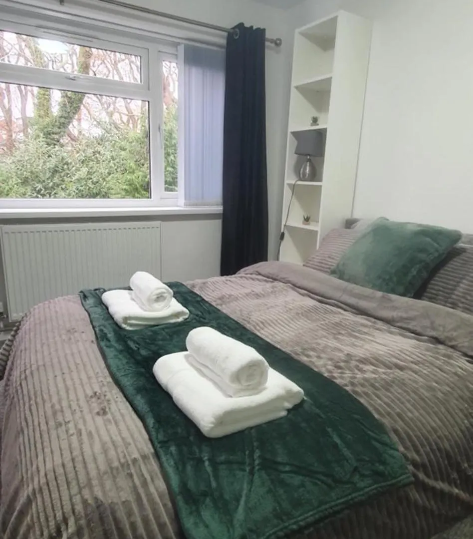 The Coral Suite - 2 Bedroom Apartment In Lakeside, Cardiff Minutes From Roath Park Lake