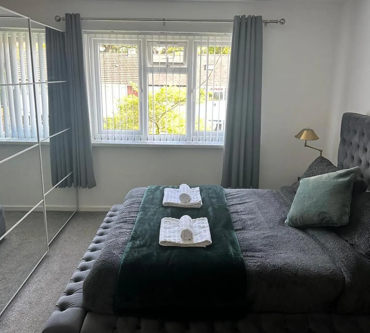 The Coral Suite - 2 Bedroom Apartment In Lakeside, Cardiff Minutes From Roath Park Lake Великобритания