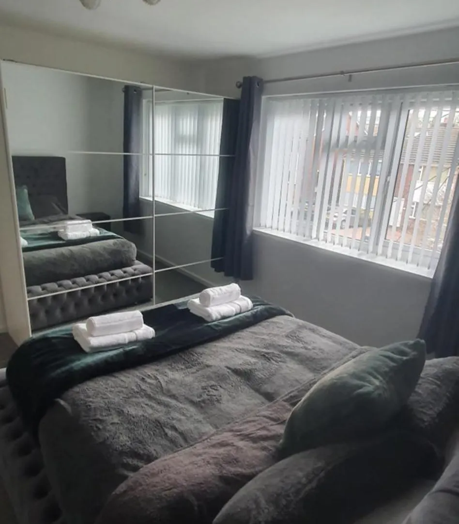 The Coral Suite - 2 Bedroom Apartment In Lakeside, Cardiff Minutes From Roath Park Lake 0*,
